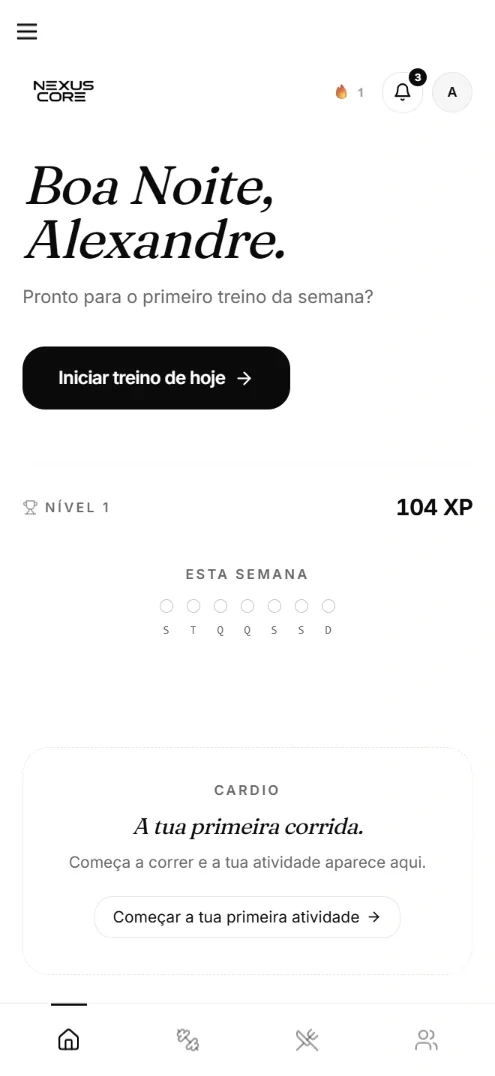 A Nexus Core no telemóvel: o ecrã inicial, com a saudação em Fraunces itálico, o botão «Iniciar treino de hoje», o nível, o XP e a semana